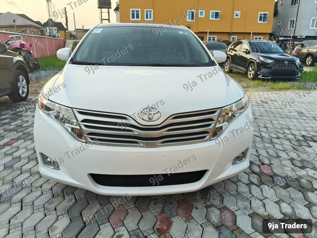 2010 Toyota Venza V6 AWD - Tokunbo Standard - White on Beige - Full Option