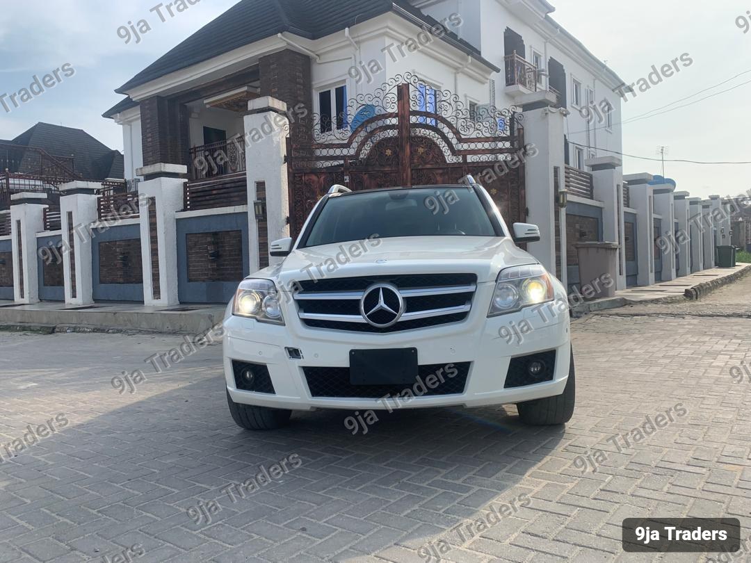 Super Clean 2010 Mercedes Benz GLK 350 4MATIC with Panoramic Roof - Buy & Drive